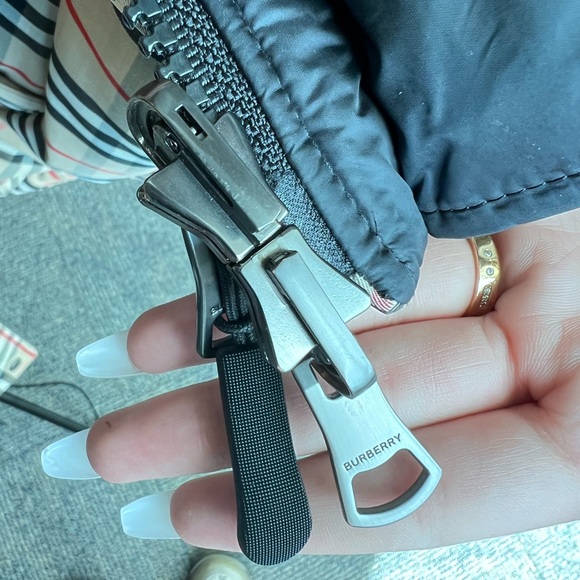 Burberry Men’s Reversible Puffer Coat, size 42 - Picture 9 of 13